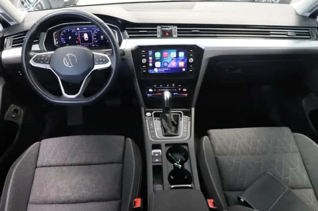 Volkswagen Passat (2023) thumbnail 3