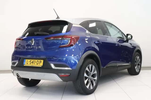 Renault Captur (2021) thumbnail 2