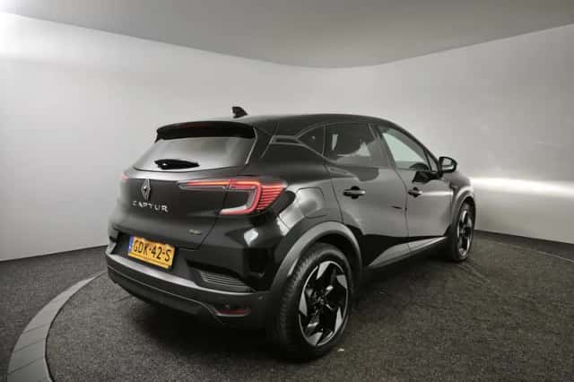 Renault Captur (2024) thumbnail 2