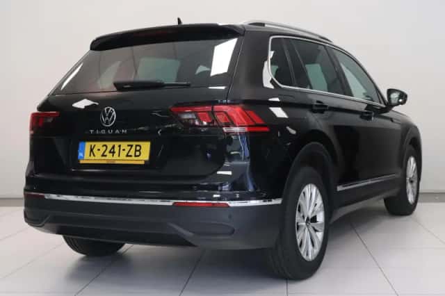 Volkswagen Tiguan (2021) thumbnail 2