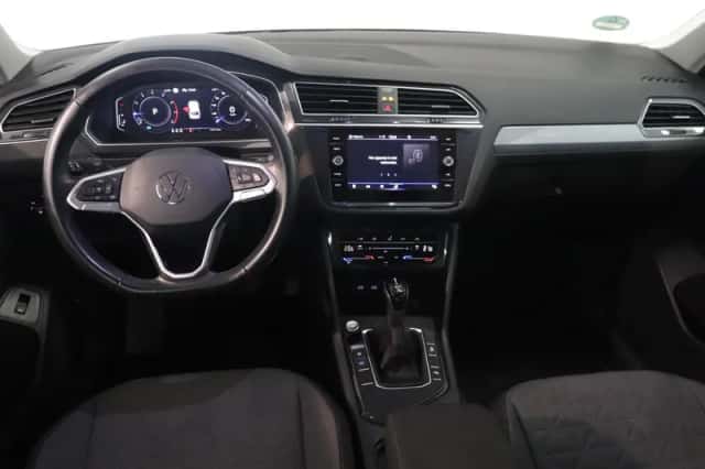 Volkswagen Tiguan (2021) thumbnail 3