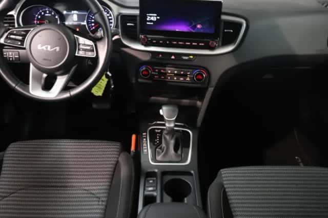 Kia Ceed (2024) thumbnail 3