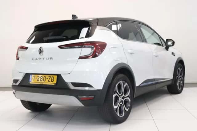 Renault Captur (2023) thumbnail 2