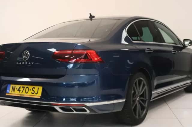 Volkswagen Passat (2022) thumbnail 2