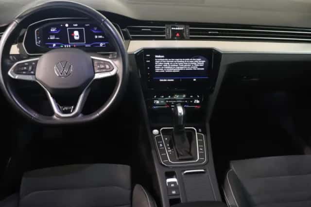 Volkswagen Passat (2022) thumbnail 3
