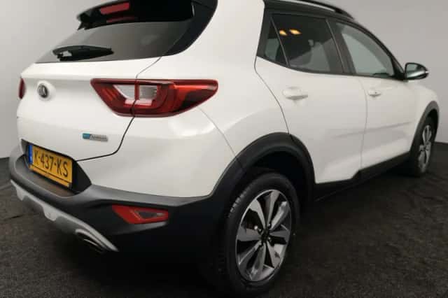 Kia Stonic (2021) thumbnail 2