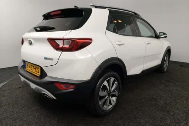 Kia Stonic (2021) thumbnail 2