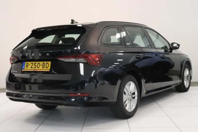 Škoda Octavia (2022) thumbnail 2