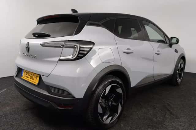 Renault Captur (2024) thumbnail 2