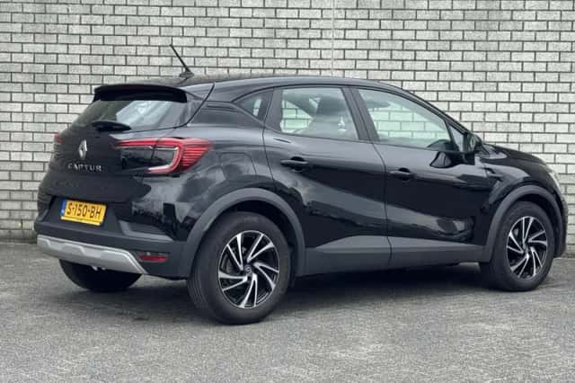 Renault Captur (2022) thumbnail 2