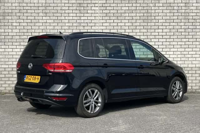 Volkswagen Touran (2017) thumbnail 2