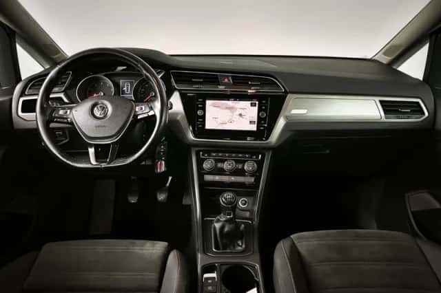 Volkswagen Touran (2017) thumbnail 3