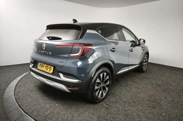 Renault Captur (2023) thumbnail 2