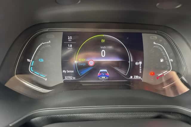 Renault Captur (2023) thumbnail 4