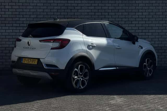 Renault Captur (2023) thumbnail 2