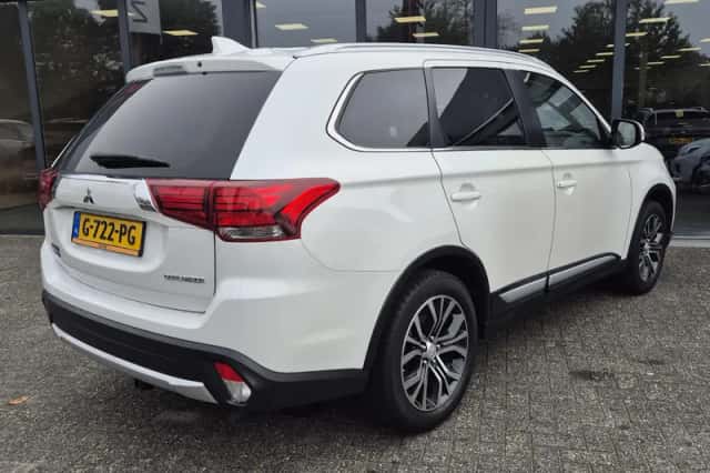 Mitsubishi Outlander (2018) thumbnail 2