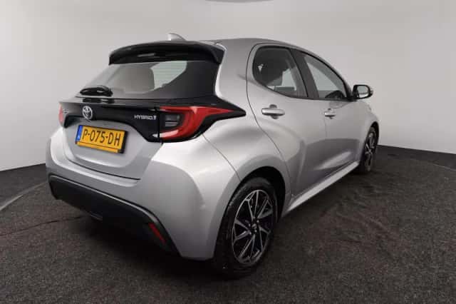 Toyota Yaris (2022) thumbnail 2