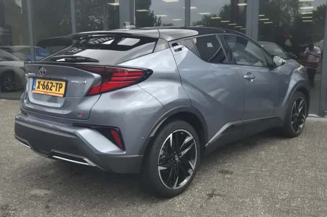 Toyota C-HR (2022) thumbnail 2
