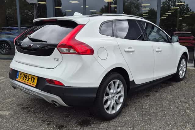 Volvo V40 (2019) thumbnail 1