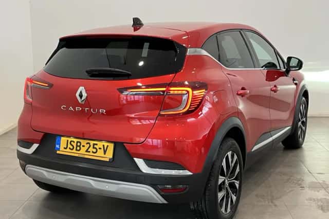 Renault Captur (2023) thumbnail 2