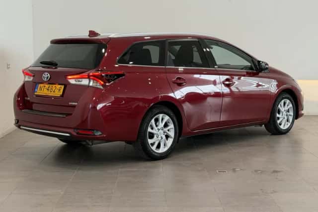 Toyota Auris (2017) thumbnail 2