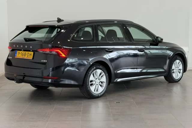 Škoda Octavia (2022) thumbnail 2