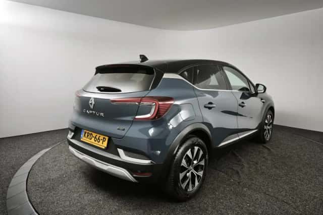 Renault Captur (2023) thumbnail 2