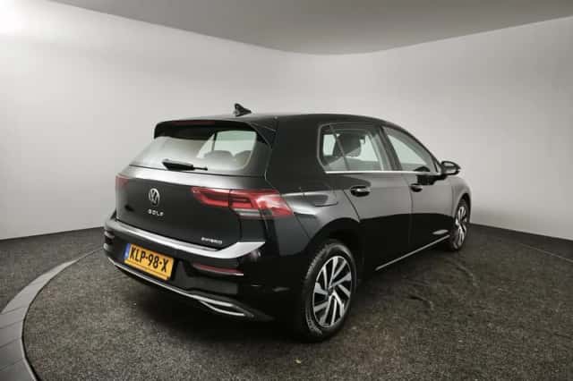Volkswagen Golf (2023) thumbnail 2