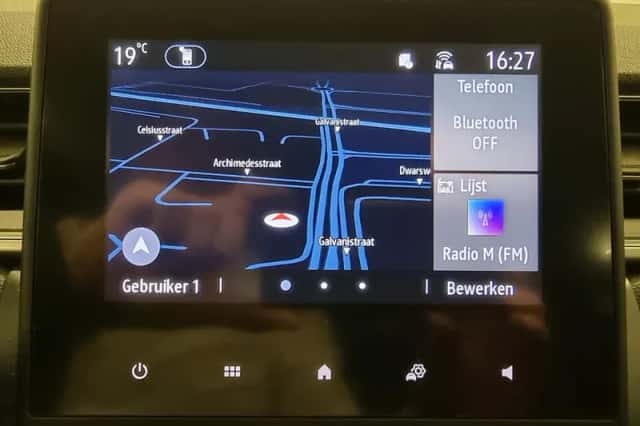 Renault Captur (2021) thumbnail 2