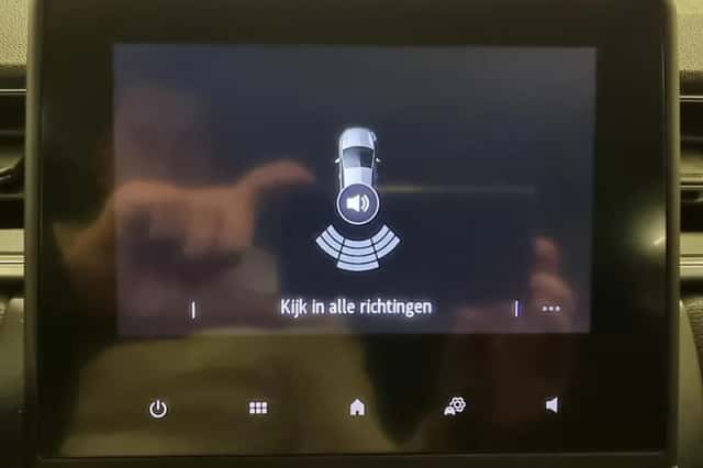 Renault Captur (2021) thumbnail 3