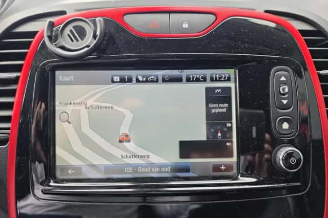 Renault Captur (2015) thumbnail 2