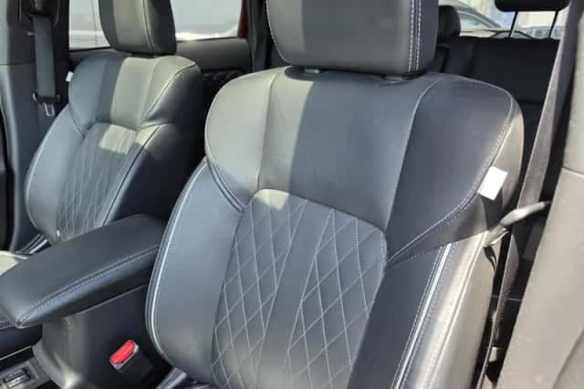 Mitsubishi Outlander (2019) thumbnail 2