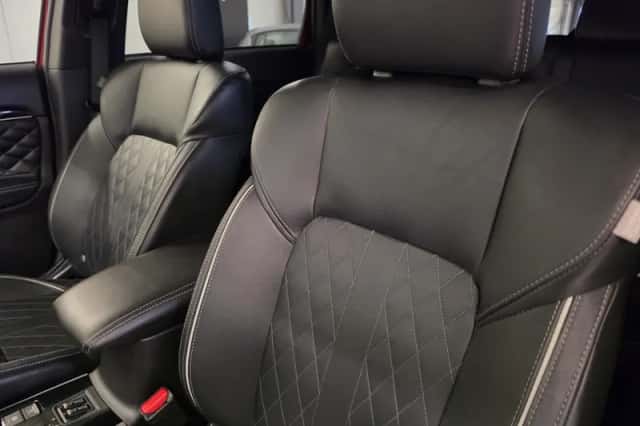 Mitsubishi Outlander (2019) thumbnail 2