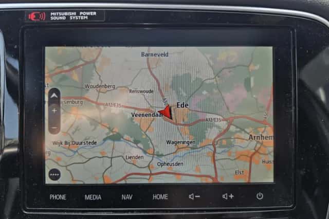 Mitsubishi Outlander (2019) thumbnail 3