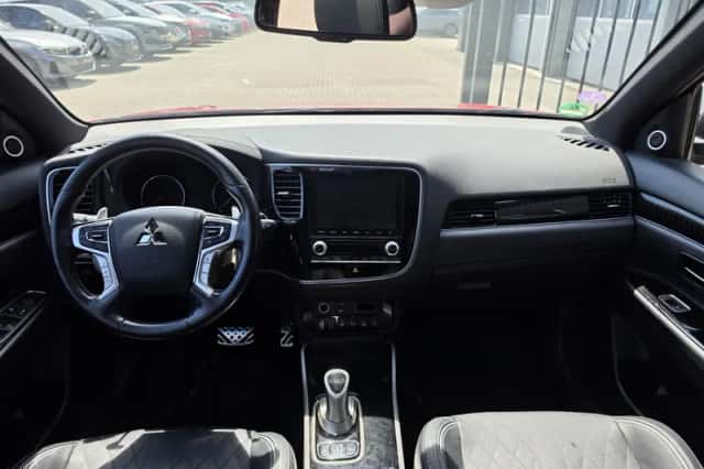 Mitsubishi Outlander (2019) thumbnail 5