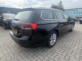 Volkswagen Passat (2023) thumbnail 2
