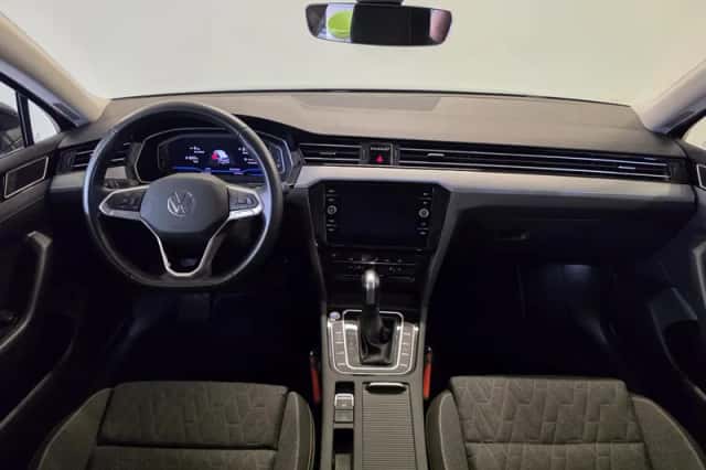 Volkswagen Passat (2023) thumbnail 3