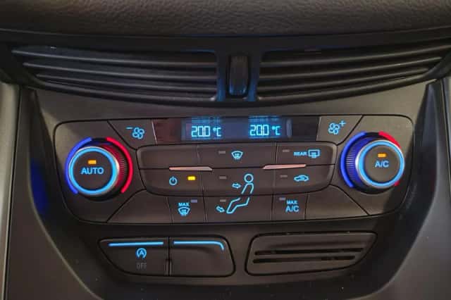 Ford Kuga (2017) thumbnail 3