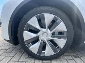 Tesla Model Y (2023) thumbnail 18