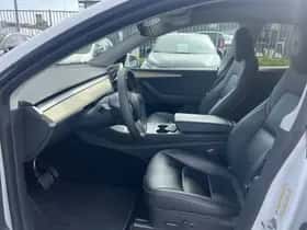 Tesla Model Y (2023) thumbnail 4