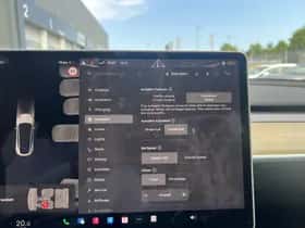 Tesla Model Y (2023) thumbnail 31