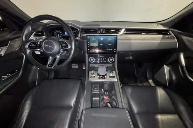 Jaguar F-Pace (2021) thumbnail 3