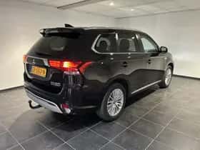Mitsubishi Outlander (2019) thumbnail 2