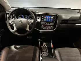 Mitsubishi Outlander (2019) thumbnail 3