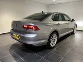 Volkswagen Passat (2021) thumbnail 2