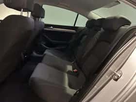 Volkswagen Passat (2021) thumbnail 8