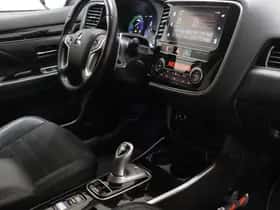 Mitsubishi Outlander (2019) thumbnail 3