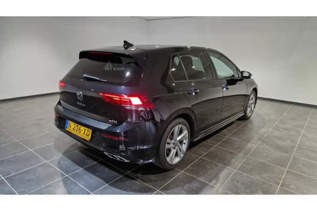 Volkswagen Golf (2022) thumbnail 2