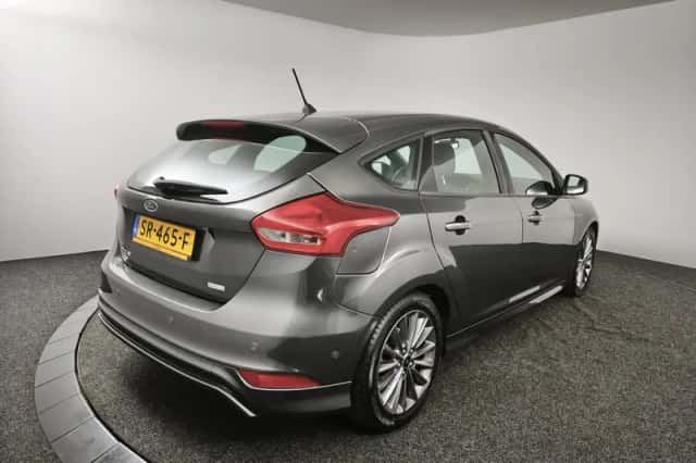Ford Focus (2018) thumbnail 2