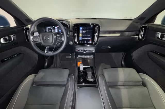 Volvo XC40 (2024) thumbnail 3